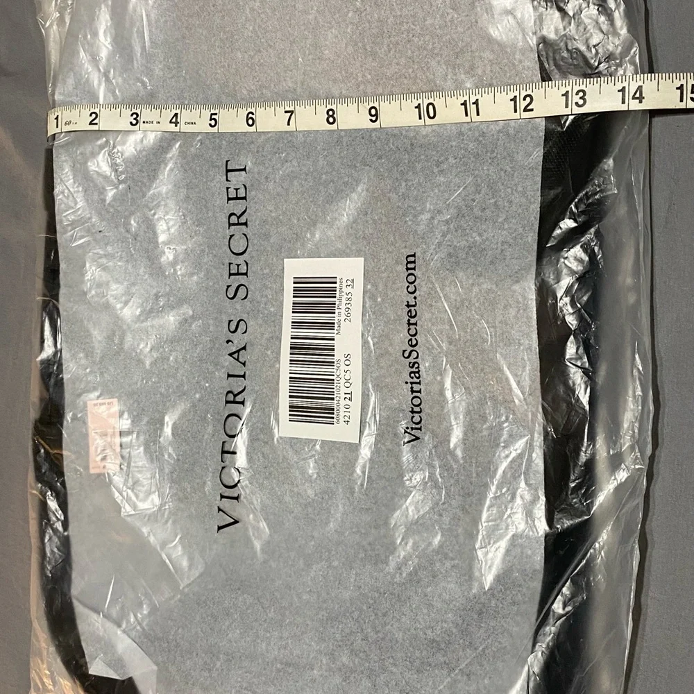 NWT VS Black Bag Still in original plastic. 19”13”
Shoulder Bag Never opened 😍😍 - Picture 8 of 9